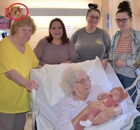 ‘This One Was Special,’ Six Generations of Women Exclaim As They Pose For A Sweet Family Photo
