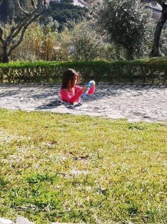 Photo of little girl ‘sinking into the ground’ leaves people baffled